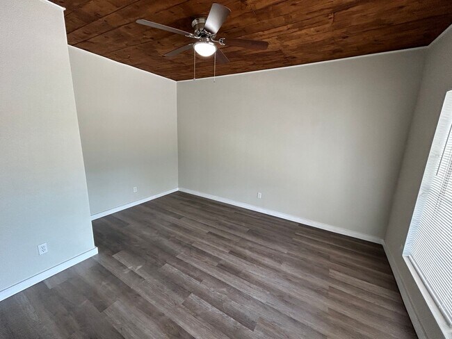 Building Photo - 1245 Kayton Ave
