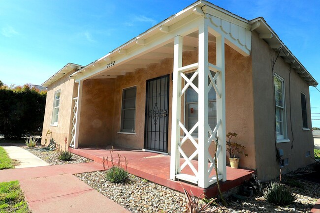 Building Photo - 2/1 house in Bay Park! Vinyl flooring, upd...