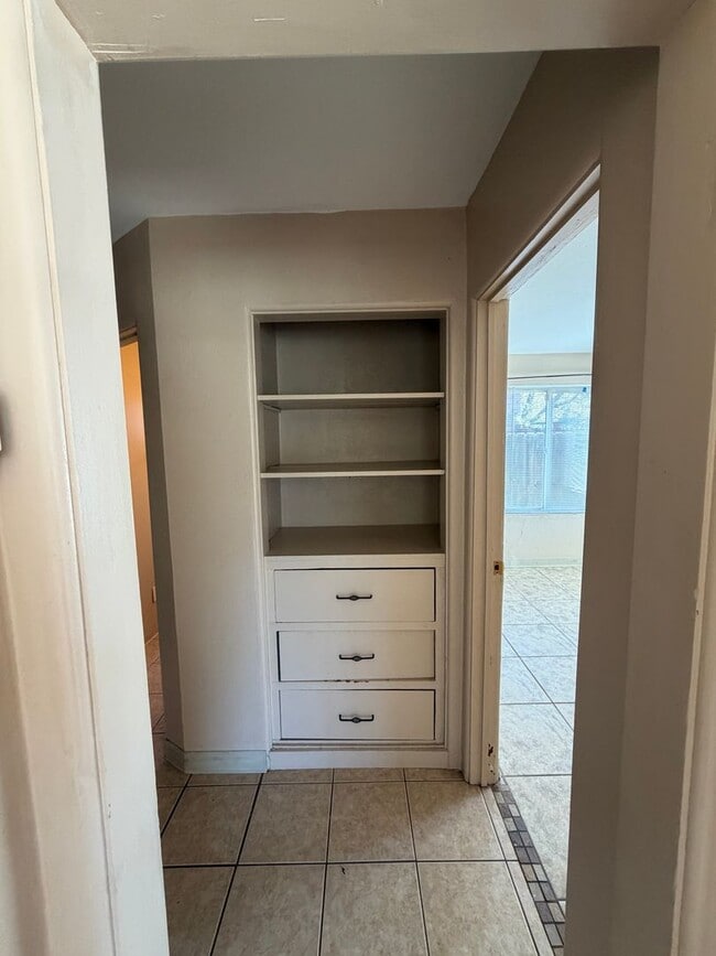 Building Photo - Spacious 1 bedroom, 1 bath Apartment with Tile Throughout!