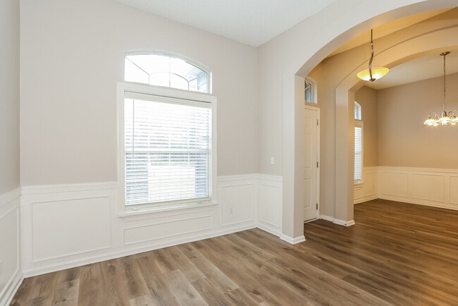 Building Photo - 1819 Burgess Hill Dr E