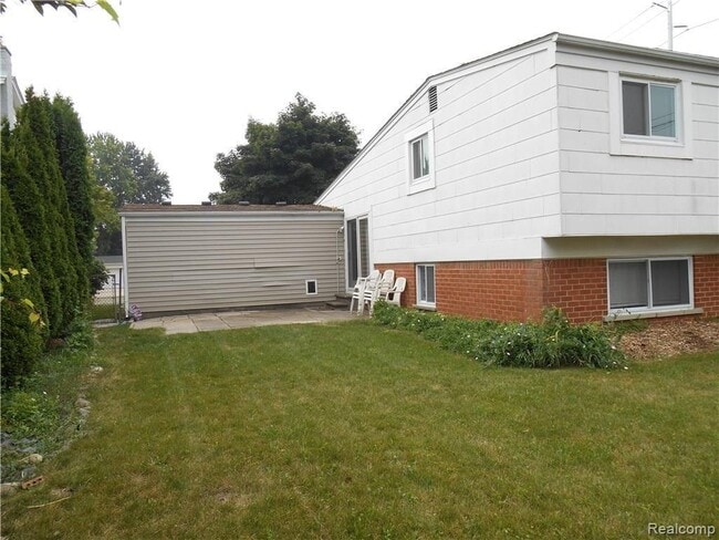 Building Photo - 1440 W Elmwood Ave