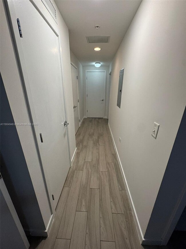 Building Photo - 999 SW 1st Ave