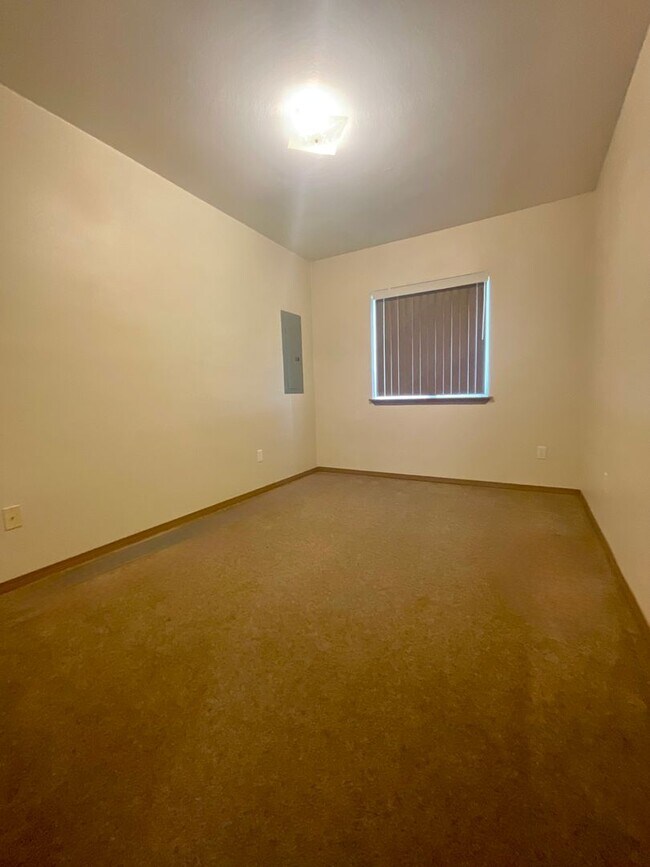 Building Photo - Spacious 3 Bedroom, 2 Bathroom Home!