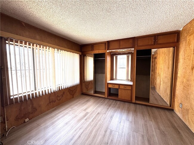 Building Photo - 1049 W 65th Pl