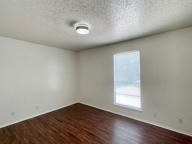 Building Photo - Upgraded 2/1 in South Austin