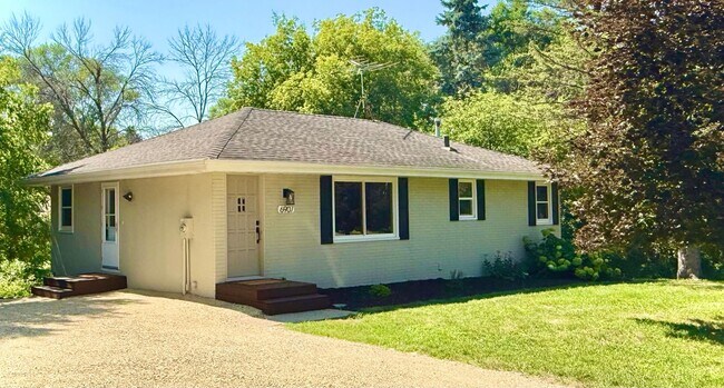 Building Photo - Remodeled 5BR/2BA Walkout Rambler Near Fish Lake Available Now! Lawn care Included!