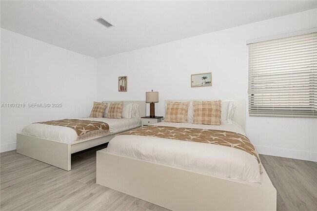 Building Photo - 216 SE 9th St