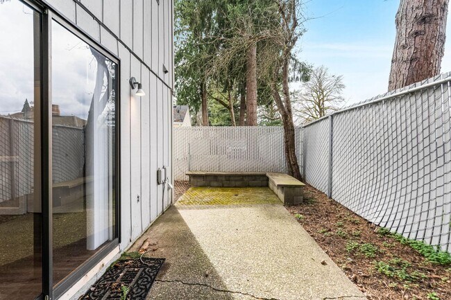 Building Photo - Clean, spacious 2-bdrm/1.5-bath unit in Milwaukie. Private patio, quiet location, designated parking