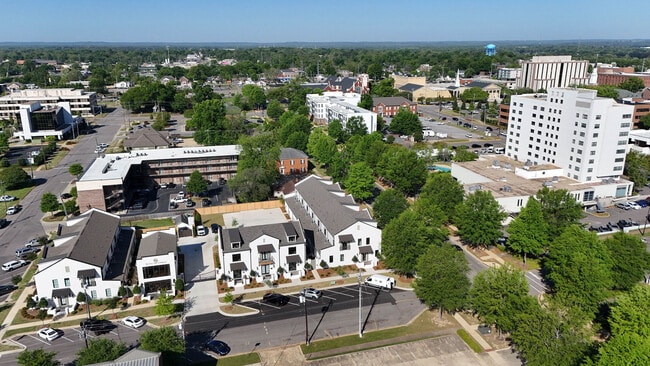 Building Photo - 2209 Paul W Bryant Dr