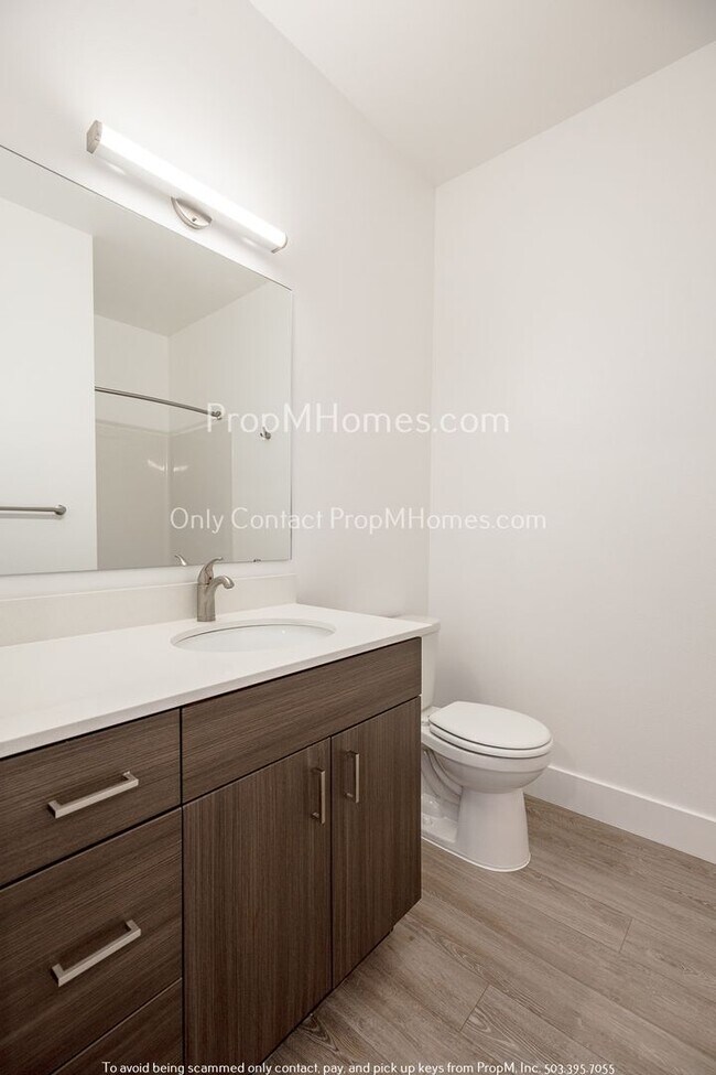 Building Photo - Updated Studio in the Heart of SE Portland!