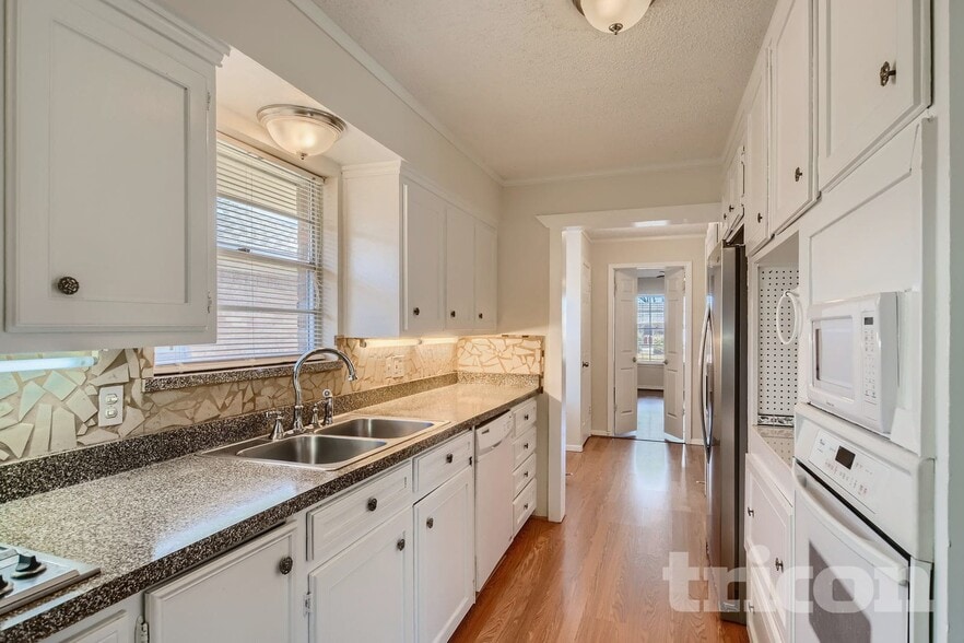 Building Photo - 1316 Lexington Dr