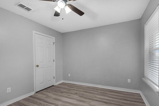 Building Photo - 9761 Leeward Way