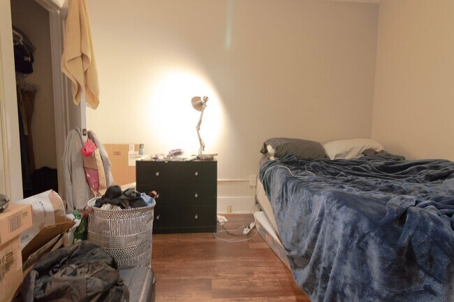 Building Photo - Room for Rent in 5 Bedroom House