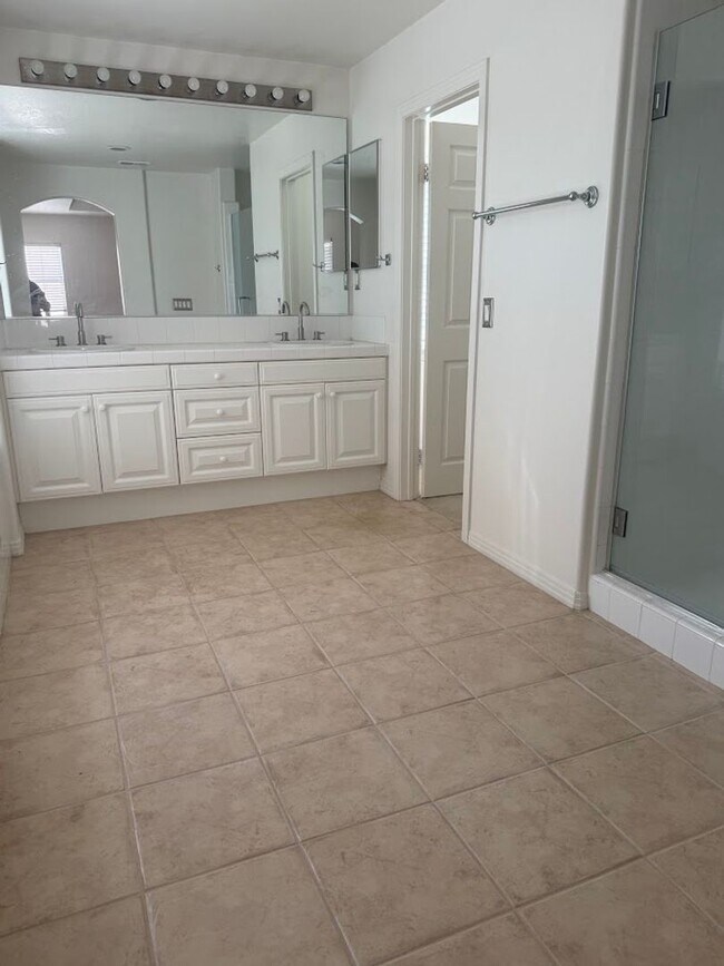 Building Photo - 2889 Plaza del Amo
