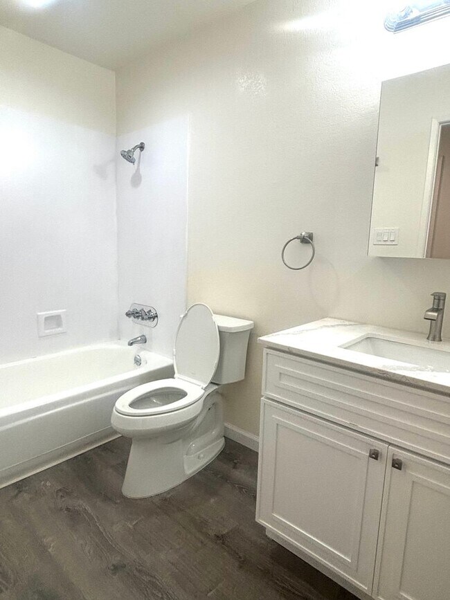 Building Photo - Stylishly Remodeled 2-Bedroom Gem in Redwood City