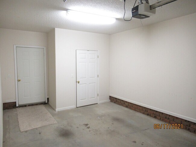 Building Photo - 3430 Beacon Dr
