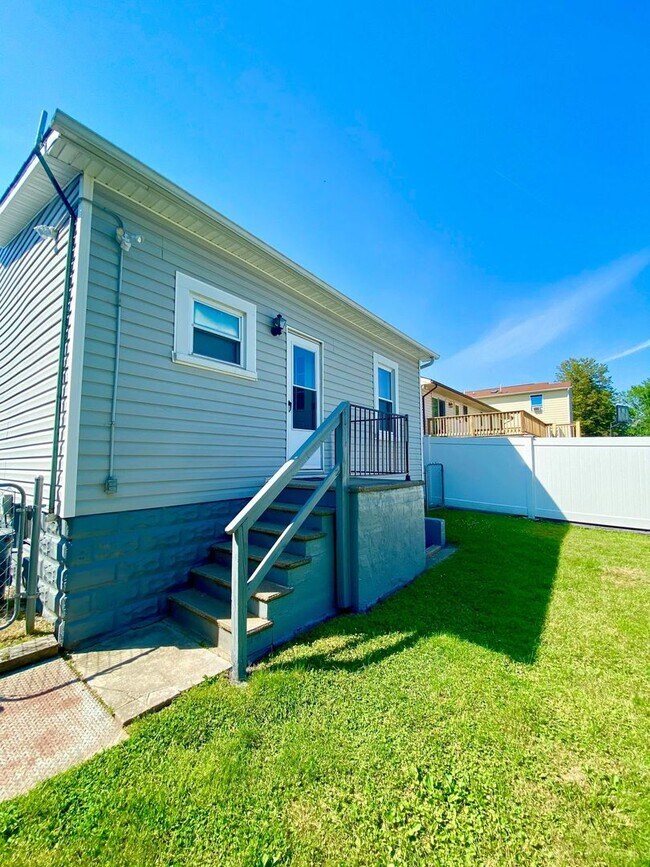 Building Photo - Charming 2 Bedroom/1.5 Bathroom Home with Large Backyard in Colgate, Baltimore, MD!
