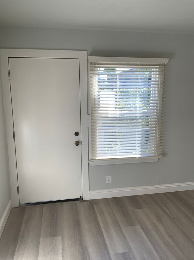 Building Photo - Beautifully remodeled 3 bedroom 2 bath Pin...