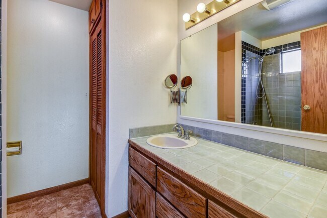 Building Photo - 2bd/2ba Bellevue Condo