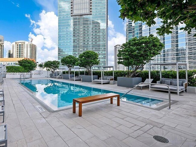 Building Photo - 1300 Brickell Bay Dr