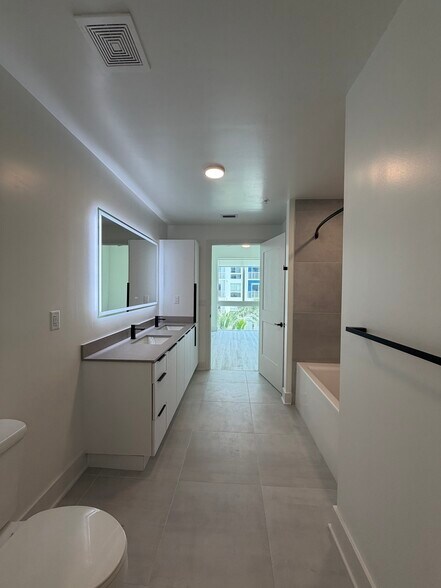 Building Photo - 2375 NE 186th St