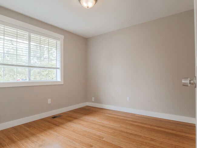 Building Photo - 3 Bed - 1.5 Bath Home in Des Moines WA