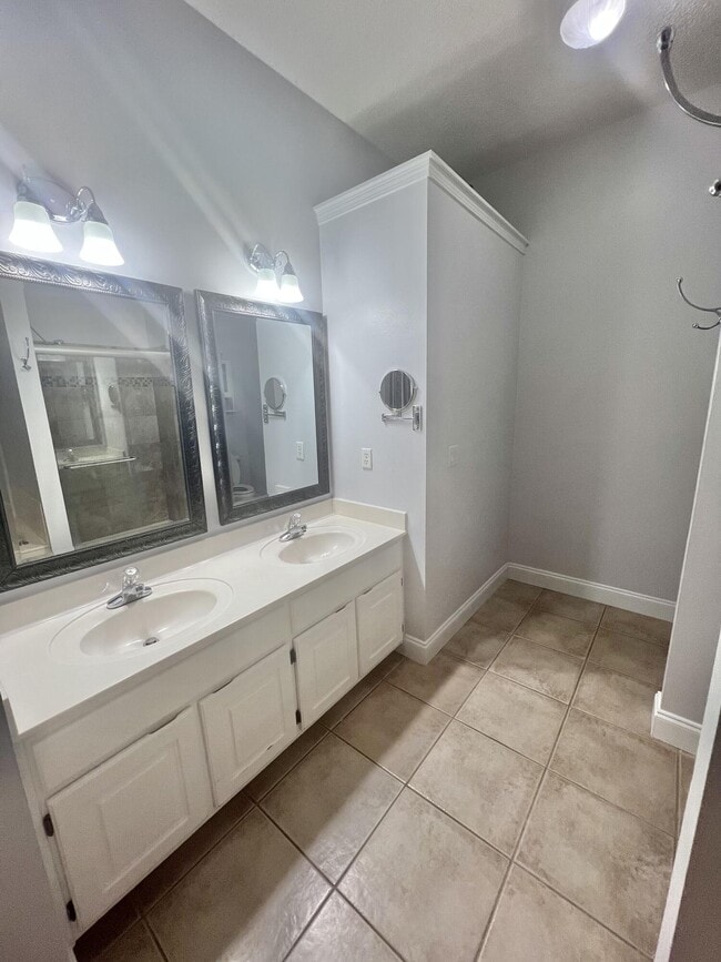 Building Photo - 4204 White Tail Cir