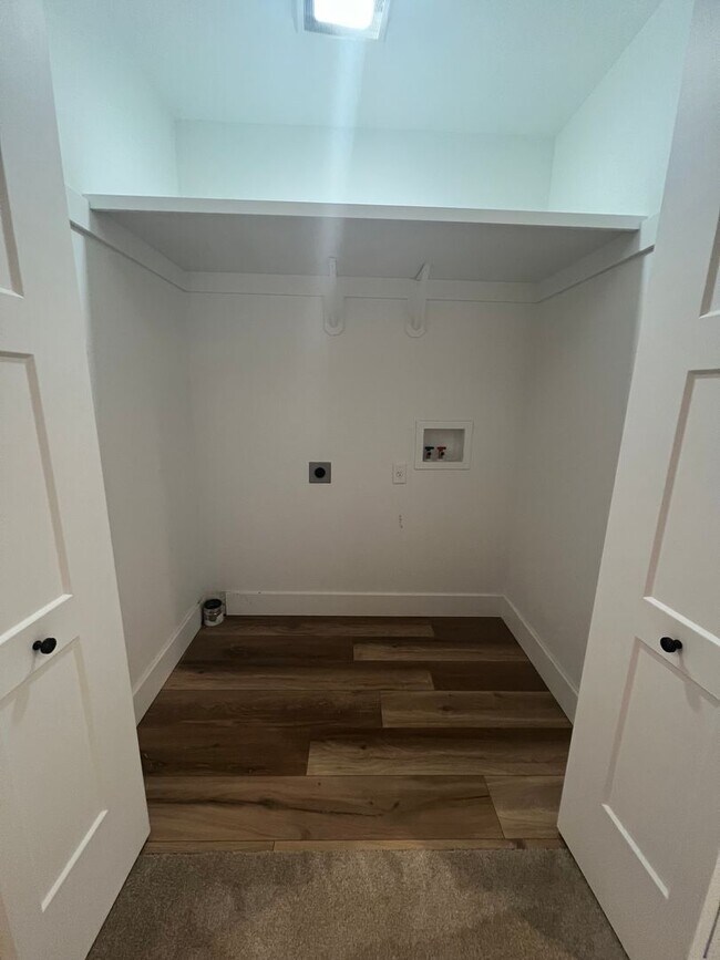 Building Photo - Charming three bedroom townhouse in the heart of Talent! | Available Mid May