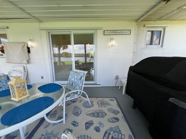 Building Photo - $3,300/month ** Short Term / Seasonal - Furnished ** 2 Bed / 1.5 Bath - Lakefront ** Single Famil...