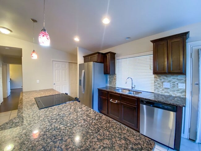 Building Photo - Adorable house on Large LOT 3 Bedroom 2 ba...