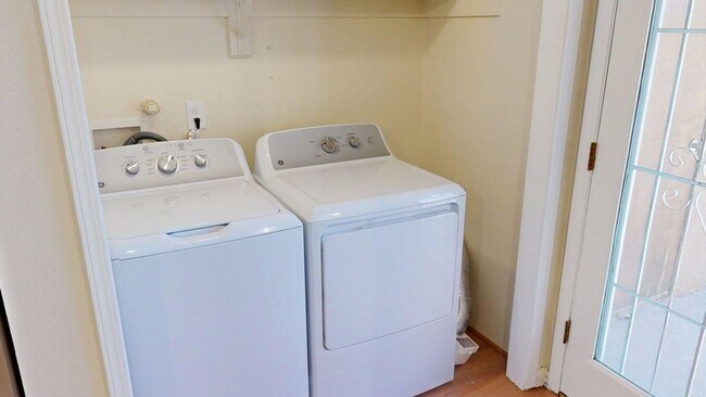 Building Photo - Large Centrally located townhome