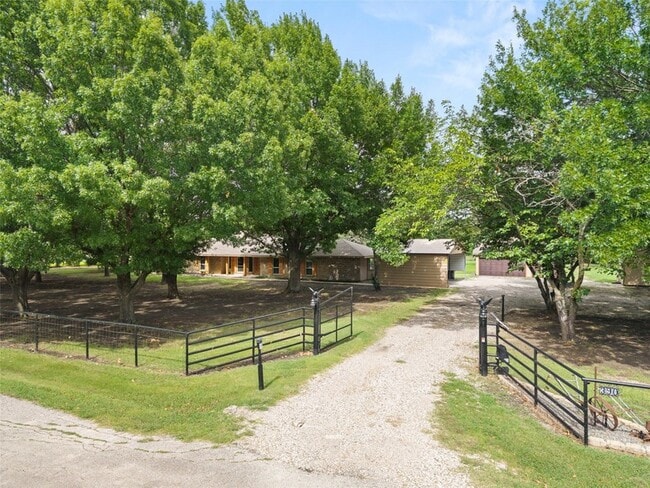 Building Photo - 390 Holly Ln