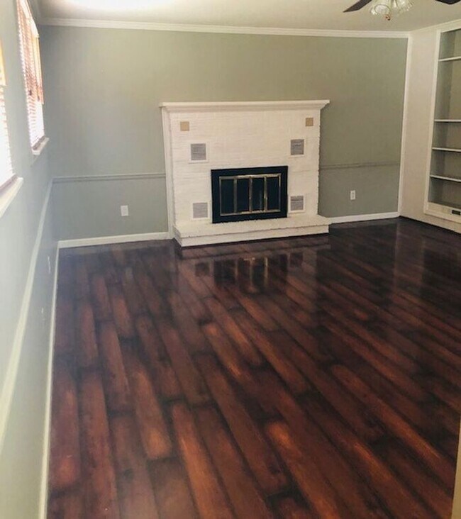 Building Photo - Stunning 3 Bedroom, 2 Bath Home in Univers...