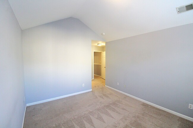 Building Photo - Move-in Ready Townhome!!