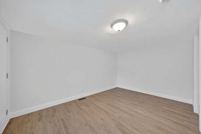 Building Photo - 706 S 15th St