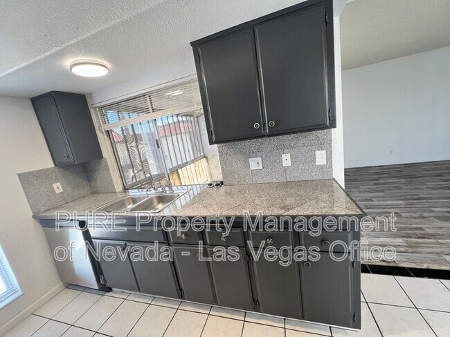 Building Photo - 1405 E Vegas Valley Dr