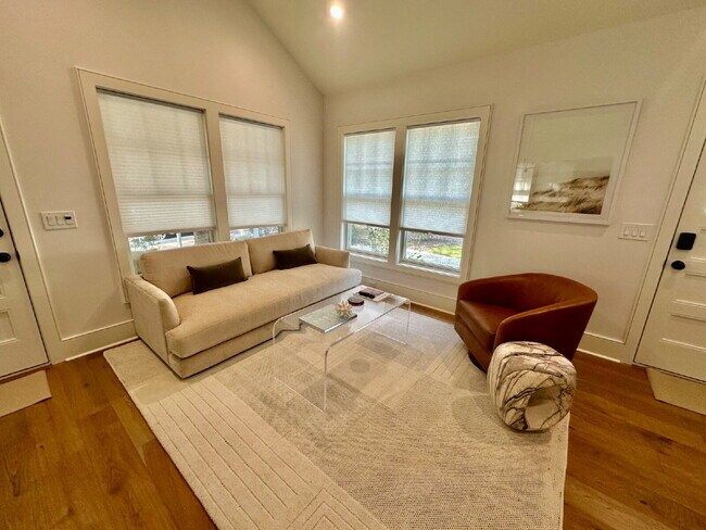 Building Photo - Low Country Cottage located in the Heart of Bluffton!