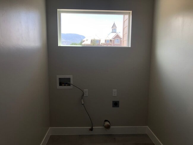 Building Photo - Reduced Rent Modern 3 Bedroom Home for Rent - 18 Month Lease Available!