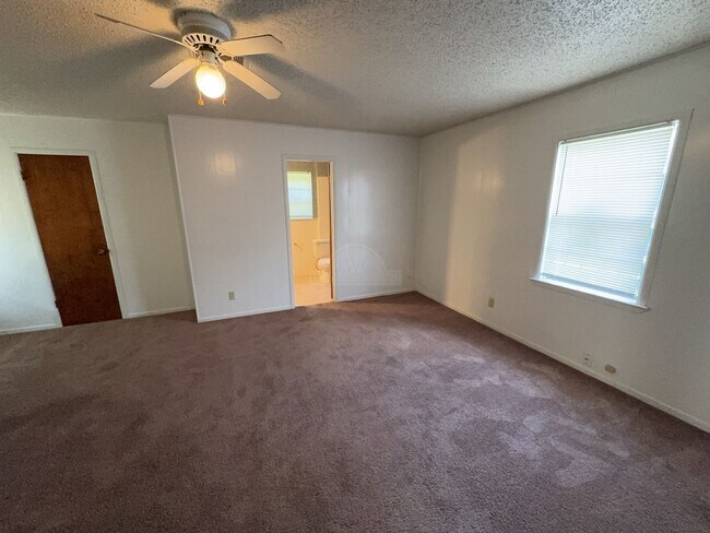 Building Photo - 906 Jefferis Ave