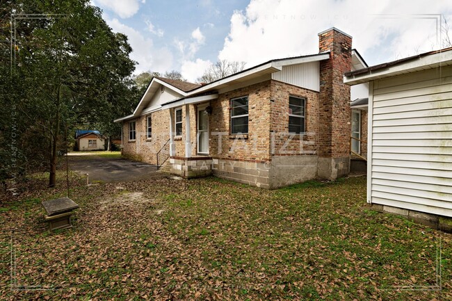 Building Photo - Newly Updated 3 Bedroom/2 Bathroom Home in...