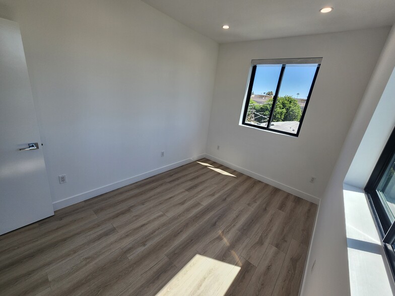 Building Photo - 6061 Fulton Ave