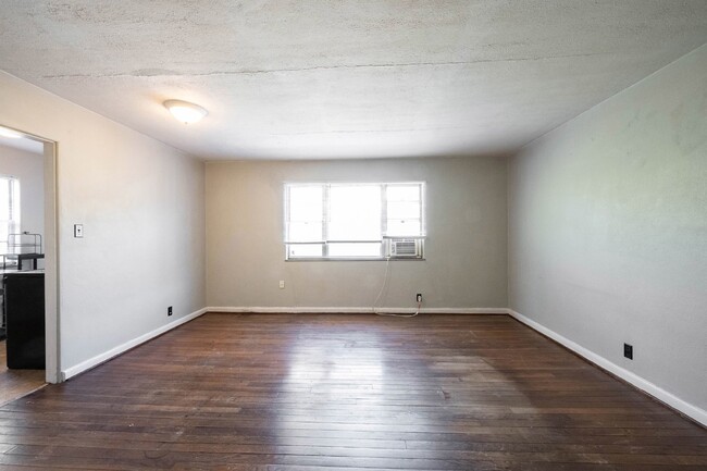 Building Photo - "Charming 1-Bedroom Retreat with Hardwood ...