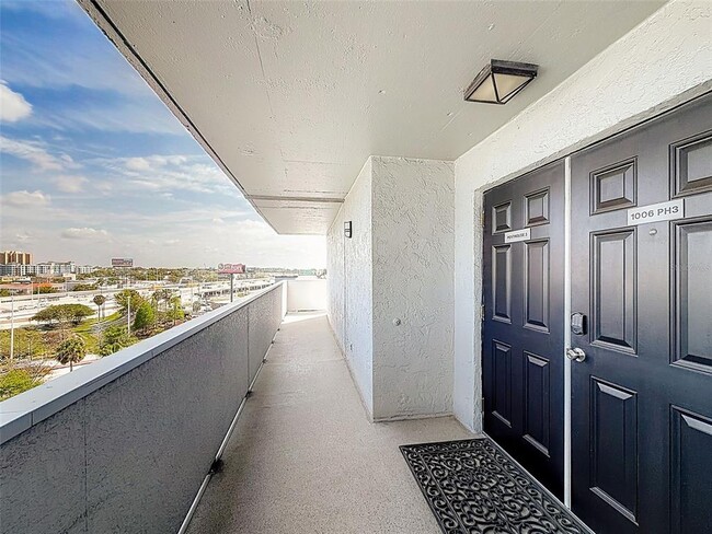 Building Photo - 201 W Laurel St