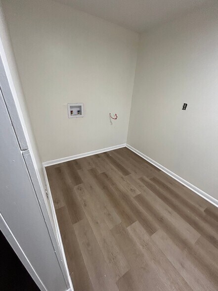 Building Photo - 1423 Woody Dr