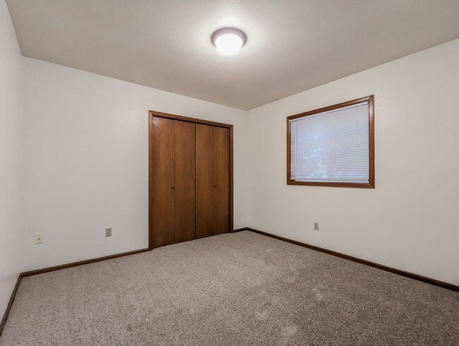 Building Photo - **Move-In Special** Beautiful 3 bed, 2.5 bath Rambler w/ New Carpet Throughout!