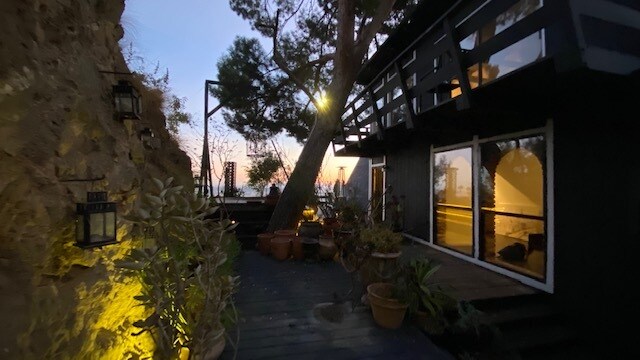 Building Photo - 2144 Sunset Plaza Dr