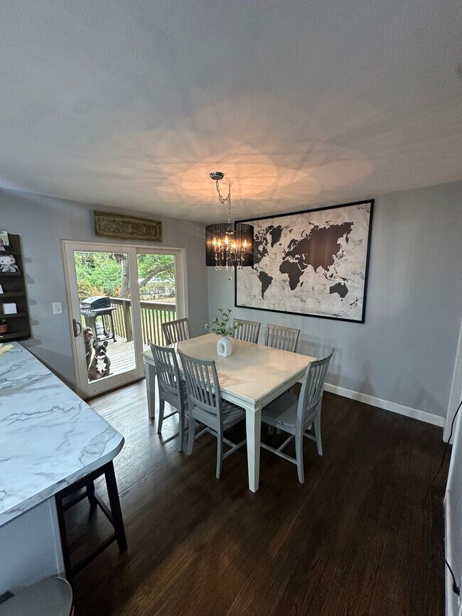 Building Photo - Brentwood - 3 bedroom, 1.5 bathroom, 1 car...