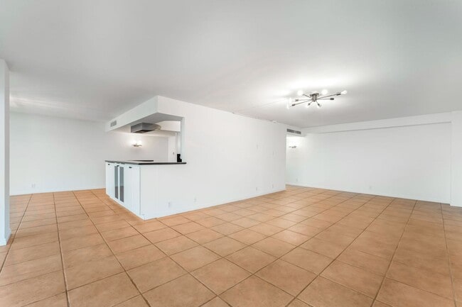 Building Photo - Luxury High-Rise Living with Views!