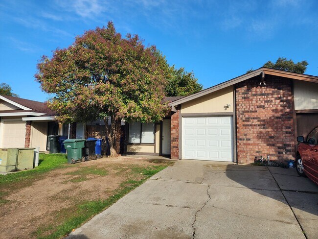 Building Photo - Spacious 2bd/1ba Hillsdale Duplex With 1 Car Garage