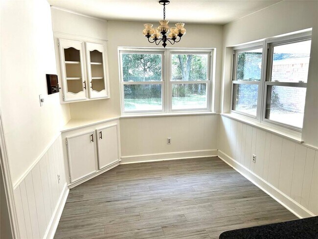 Building Photo - 3007 Broadmoor Dr